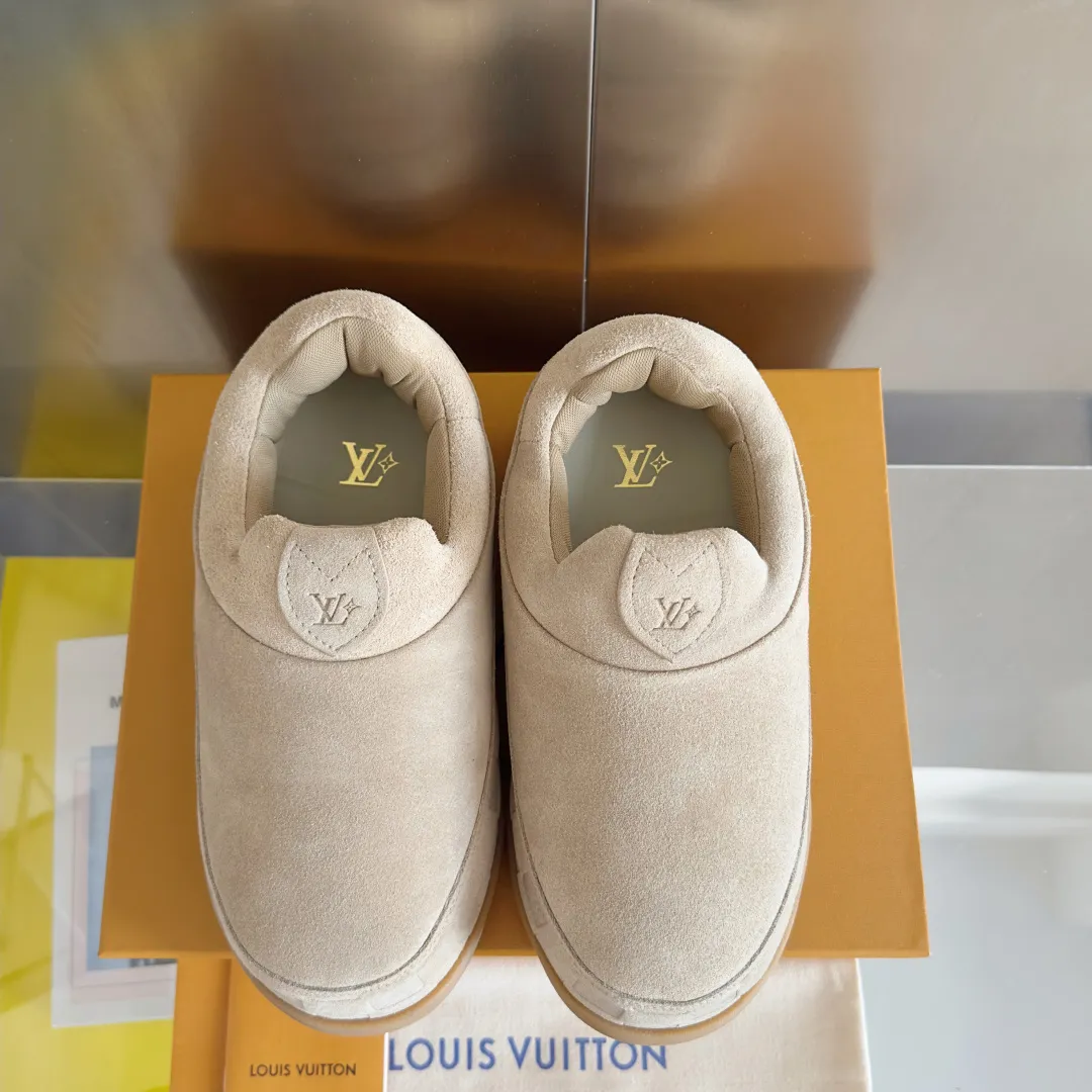 [L Family x Ingo joint model] Top P: 820💰 ▪️Size: Women's 35-40 (customized at 41.42 for women). Men's 39-44 (customized at 38.45.46) LV x Ingo joint model Top version Fatty Forrest Gump shoes Thick sole Couple model Casual sports shoes Original purchase and development Production LV Yeti lace-up shoes from LV Yeti The series combines Japanese "small feet" fashion aesthetics with classic Louis Vuitton elements in avant-garde strokes, subtly paying tribute to the traditional Japanese culture of taking off shoes when entering the house. The suede cow leather is partially embossed with Nigo's reinterpreted Damier pattern, and the comfortable casual shoe configuration highlights street style. Exquisite packaging at the delivery counter🛍📦 ▪️Fabric: Original imported first-layer cowhide ▪️Inner lining: Original custom-made breathable mesh ▪️Sole: Original molded non-slip TPU material ▪️Sole thickness: 5CM